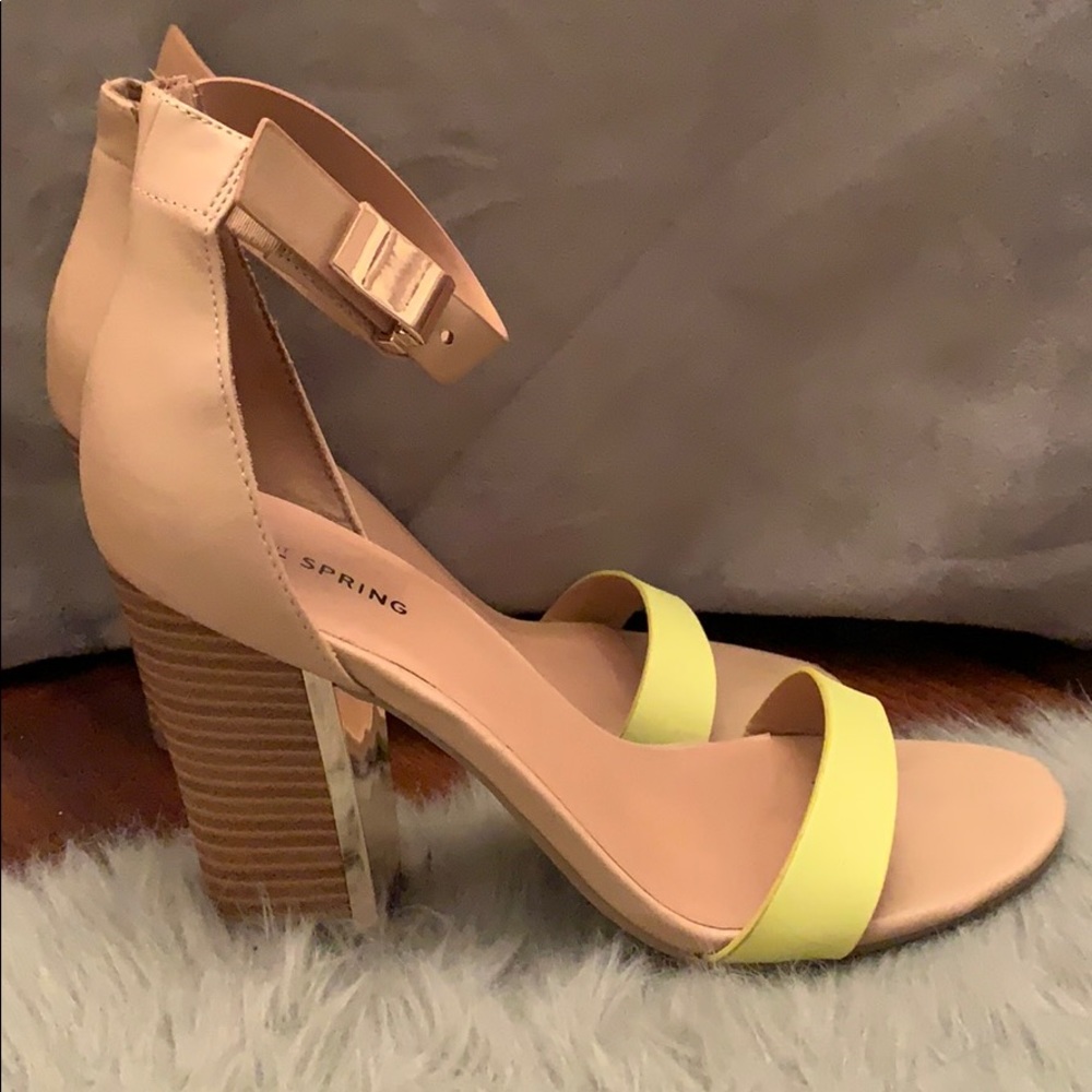 Spring nude sandals with neon front strap